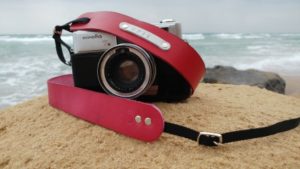 רצועת עור למצלמה בצבע אדום משולב עם שחור ולבן