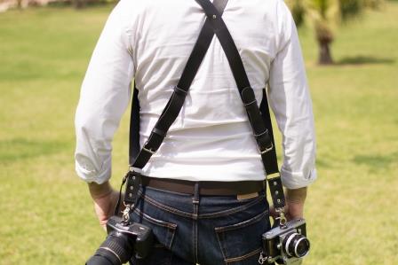 רצועה מקצועית ל 2 או 3 מצלמות בצבע שחור